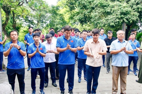 Video: U23 Việt Nam dâng hương trước này đấu Vòng loại Châu Á