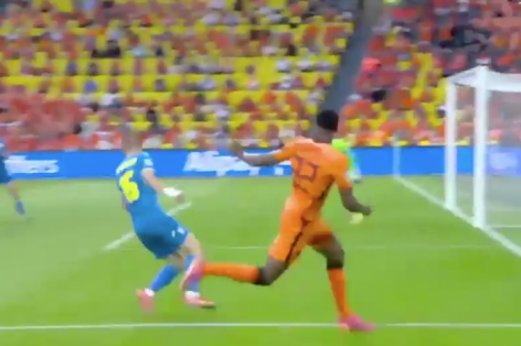 Wijnaldum dứt điểm vọt xà, lỡ cơ hội mở tỉ số cho Hà Lan