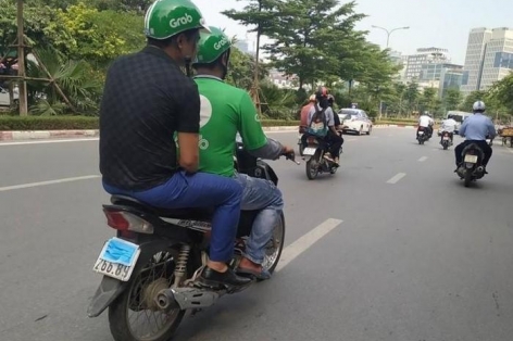 Dù mức phạt tăng cao, các shipper vẫn liều lĩnh che biển số