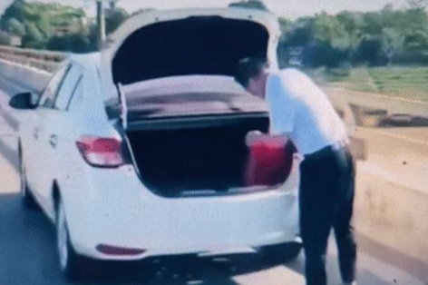Tài xế dừng xe giữa cầu, ném đồ xuống sông bị phạt hơn 13 triệu đồng