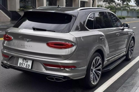Cận cảnh Bentley Bentayga V8 2020 tại Thành phố Hồ Chí Minh: 4 năm chỉ chạy 1.308 km, như xe “đập hộp”