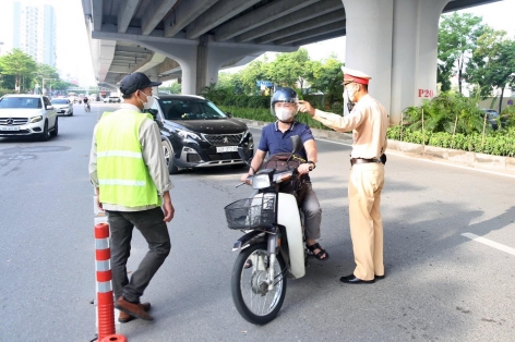 Ngày đầu phân làn giao thông ở Phạm Văn Đồng: Xe máy vẫn tràn vào làn ôtô, nguy cơ mất an toàn giao thông