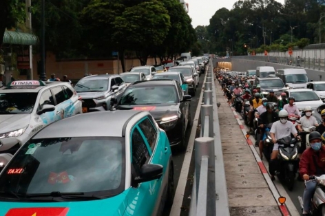 TPHCM hỗn loạn giao thông ngày đầu nghỉ lễ: Xe kẹt cứng, phà Cát Lái chật kín