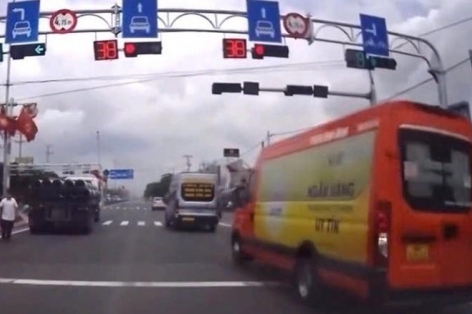 Ô tô 'nối đuôi nhau' vượt đèn đỏ trên QL51, người đi bộ hoảng hốt né tránh