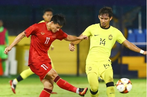 U22 Việt Nam vào bán kết trong ngày Malaysia nhận 2 thẻ đỏ