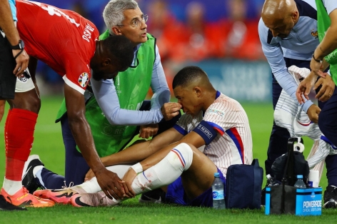 Mbappe lên bàn mổ ngay sau trận đầu tiên ở Euro 2024