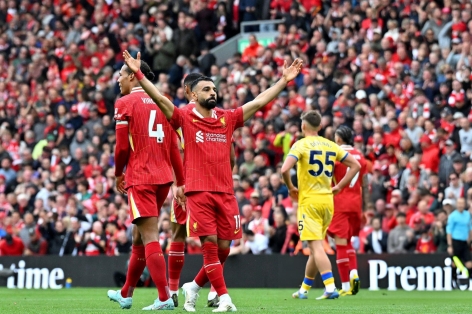 Salah tỏa sáng, Liverpool thoát thua trong ngày nâng cúp