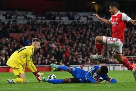 Không còn chỗ đứng, cầu thủ Arsenal bất ngờ có bến đỗ mới
