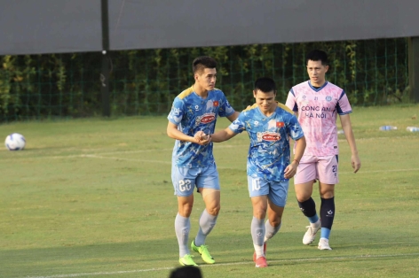 Trực tiếp ĐT Việt Nam 1-0 CAHN: Tiến Linh lập công