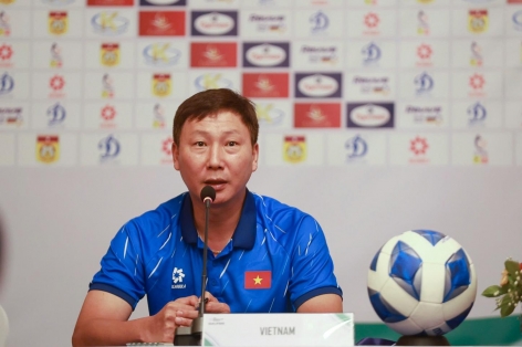 VIDEO: HLV Kim Sang Sik mong Xuân Son ghi bàn trước Lào