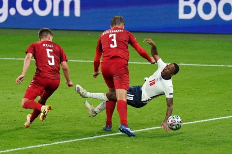 VIDEO: Sterling ngã cực khéo kiếm phạt đền, đưa ĐT Anh vào chung kết Euro