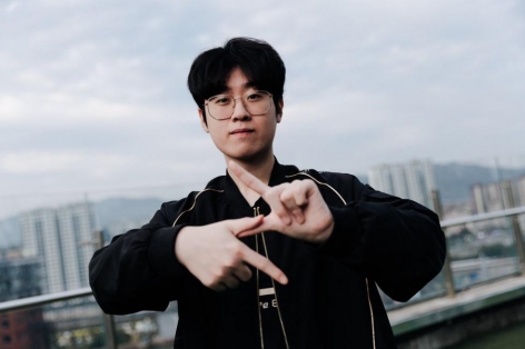 Zeus khẳng định chắc nịch trong ngày tái ký với HLE: 'Tôi sẽ vô địch thế giới lần nữa'