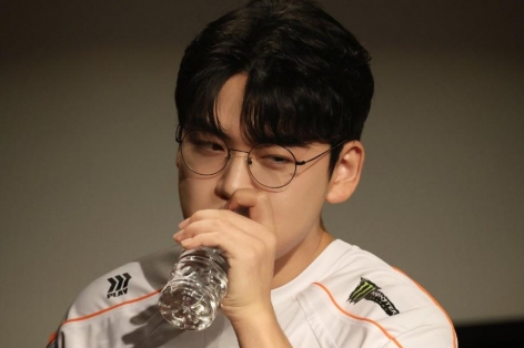 Khán giả phấn khích khi HLE có hành động 'hơn đứt' T1 trong ngày giới thiệu Gumayusi