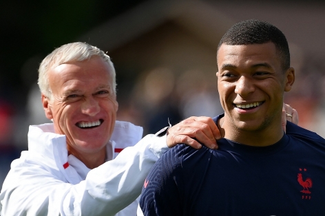 HLV tuyển Pháp cảm thấy 'tuyệt vời' khi Mbappe dự bị tại PSG