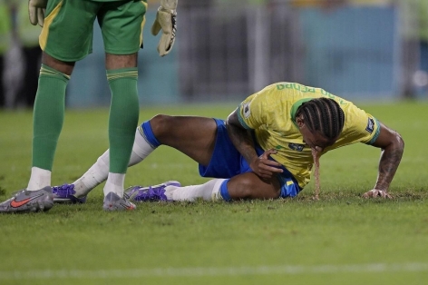 Joao Pedro nôn mửa trong trận Brazil thắng Chile