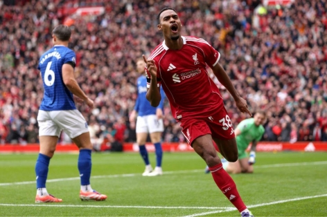 Sao Liverpool phá kỷ lục 34 năm ở derby Merseyside