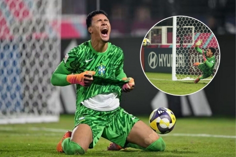 Thủ môn 17 tuổi gây sốt với 6 pha cản phá penalty tại World Cup
