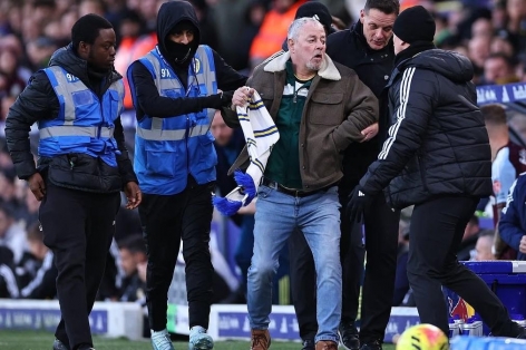 Cổ động viên lao vào sân đòi 'ăn thua đủ' với huấn luyện viên