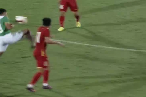 VIDEO: Cầu thủ Indonesia chơi xấu, xông phi thẳng vào người tiền đạo U23 Việt Nam