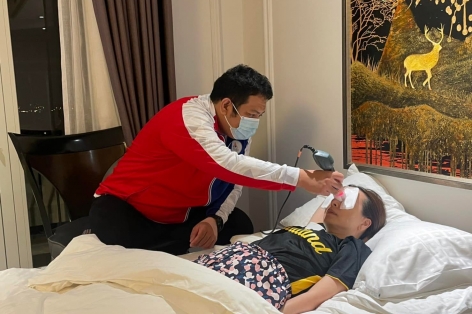 Madam Pang va chạm với thủ môn Kawin, có thể phải về nước chữa trị gấp