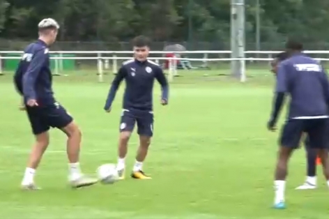 VIDEO: Quang Hải đá ma, tâng bóng điệu nghệ trong buổi tập cùng Pau FC