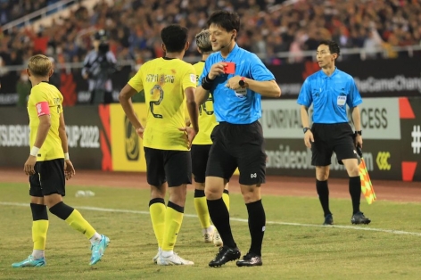 Trọng tài bắt trận Việt Nam vs Malaysia ngừng cầm còi