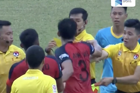 VIDEO: Cầu thủ Việt Nam thẳng tay đấm trọng tài trên sân bóng, nguy cơ mất sự nghiệp