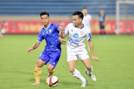 Bị 'cướp' chiến thắng, HLV tại V-League 'phát điên' vì công tác trọng tài