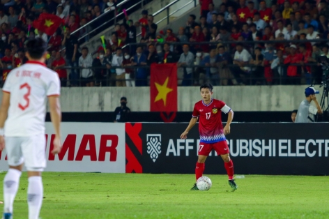 Thua tan tác, 'Messi Lào' có hành động bất ngờ với ngôi sao ĐT Việt Nam
