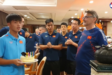 VIDEO: HLV Philippe Troussier làm điều đặc biệt với trò cưng U22 Việt Nam