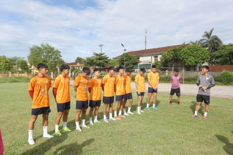 'Ngựa ô' V-League đôn 9 cầu thủ trẻ lên tập luyện