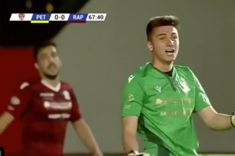 Video: Thủ môn bị đuổi khỏi sân sau 2 lần cản phá penalty thành công