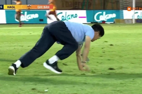 Bò vào sân ăn mừng gây sốt, GĐKT Vũ Tiến Thành nói gì?