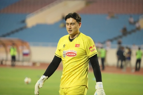 Thủ môn Việt kiều ĐT Việt Nam chấn thương ngay ở buổi đầu tập luyện