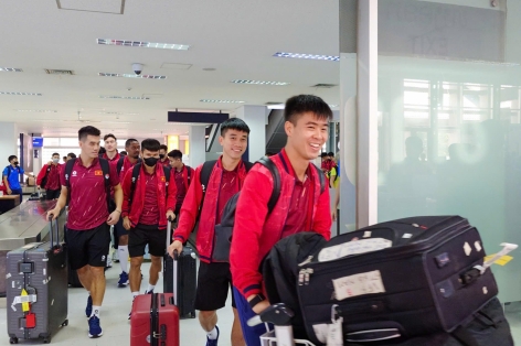 HLV Kim Sang Sik cho ĐT Việt Nam nghỉ ngơi ngay sau khi tới Lào