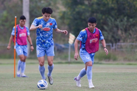 Dàn sao ĐT Việt Nam tập buổi đầu tiên ở Lào