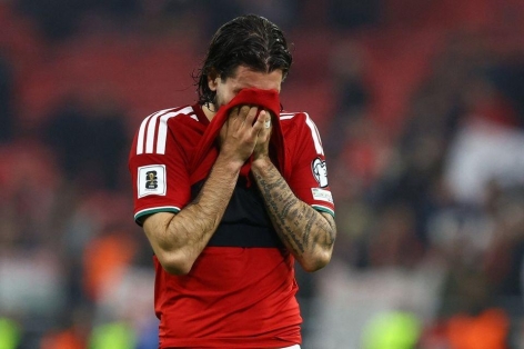 Ngôi sao Liverpool nghẹn ngào gửi lời xin lỗi sau khi để mất vé World Cup