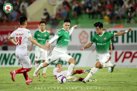 Adriano Schmidt tỏa sáng trước ngày ĐT Việt Nam hội quân trở lại