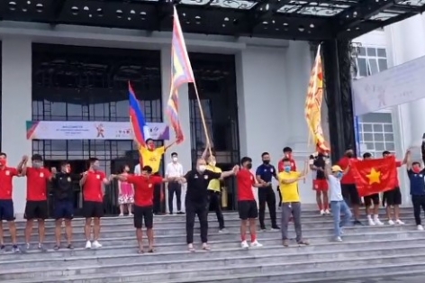 VIDEO: HLV Lào đi tông Lào, trực tiếp cảm ơn tình yêu của CĐV Nam Định