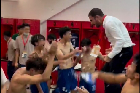 VIDEO: HLV Thái Lan nhảy lên bàn ăn mừng như vô địch khi hòa U19 Việt Nam