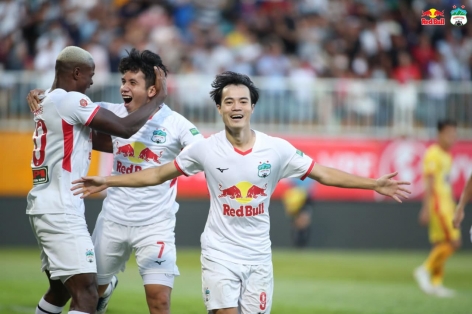Văn Toàn rực sáng, HAGL ẵm 'hattrick' giải thưởng cao quý