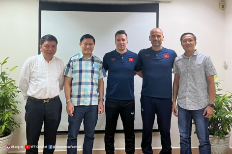 HLV từng vô địch World Cup làm việc với VFF