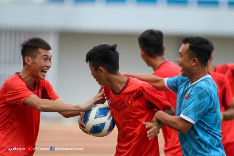 VIDEO: U16 Việt Nam vỡ òa sung sướng khi được Úc 'tặng' vé đi tiếp