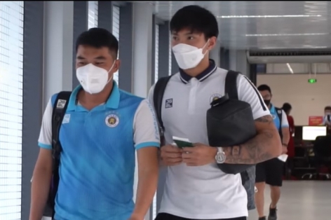 VIDEO: Văn Hậu và đồng đội 'đánh chiếm' thánh địa Pleiku