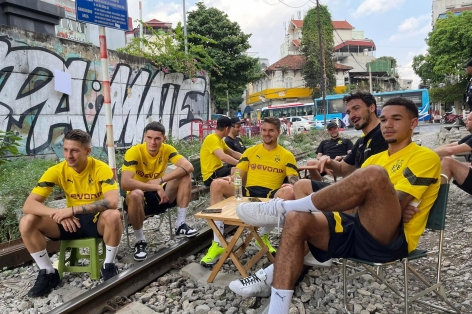 VIDEO: Mats Hummels và dàn sao Dortmund uống cafe vỉa hè ở Việt Nam