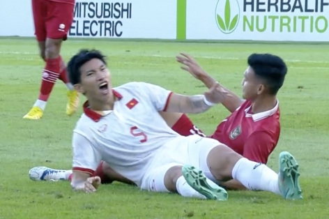 Phạm lỗi thô bạo, Đoàn Văn Hậu khiến bạn gái bị 'vạ lây'