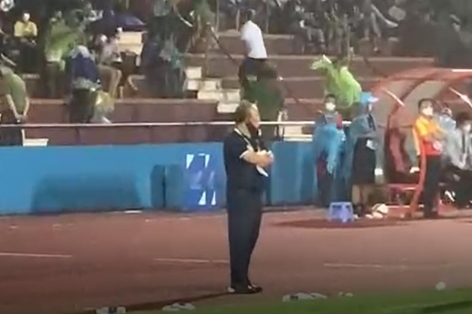 VIDEO: HLV Park Hang-seo dầm mưa, đăm chiêu nhìn các học trò đấu Đông Timor