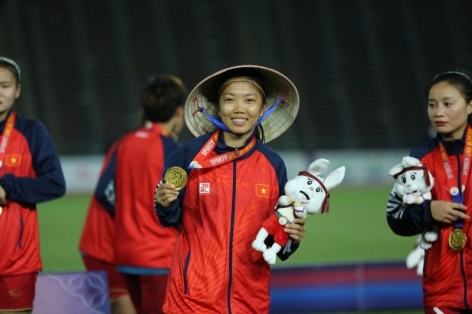 Huỳnh Như tặng HCV SEA Games cho 'người đặc biệt' tại Campuchia