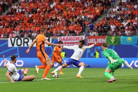 Vắng Mbappe, Pháp thoát thua trước Hà Lan