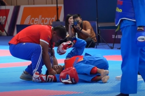 Võ sĩ Việt Nam khiến đối thủ bất động trên sàn đấu tại SEA Games 32